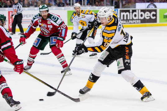 Skellefteås Pär Lindholm skjuter ett skott