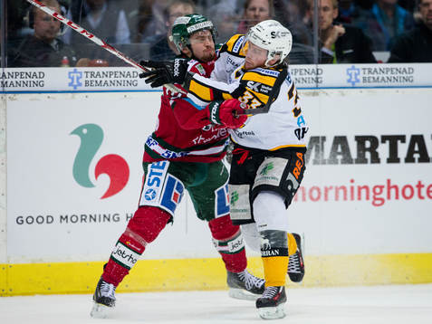 Frölundas Lukas Bengtsson tacklar Skellefteås Sebastian