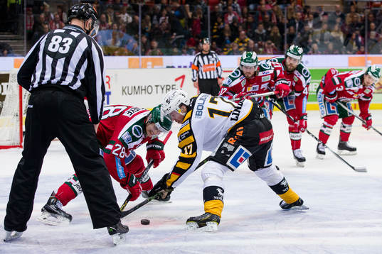 Frölundas Johan Sundström tekar mot Skellefteås Pär