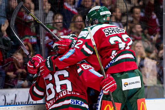 Frölundas Ryan Lasch jublar och omfamnas av lagkamrater