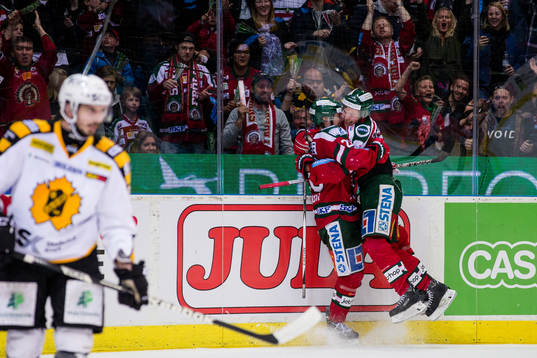 Frölundas Johan Sundström jublar och omfamnas av Artturi