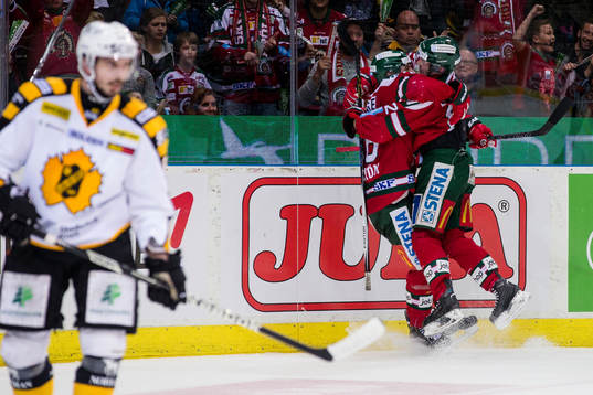 Frölundas Johan Sundström jublar och omfamnas av Artturi