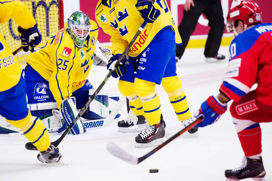 Sveriges målvakt Jacob Markström har koll på pucken