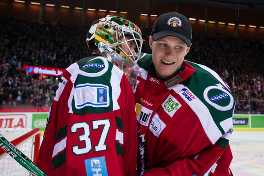 Frölundas målvakt Johan Gustafsson blir omfamnad av