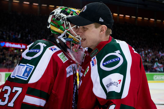 Frölundas målvakt Johan Gustafsson blir omfamnad av