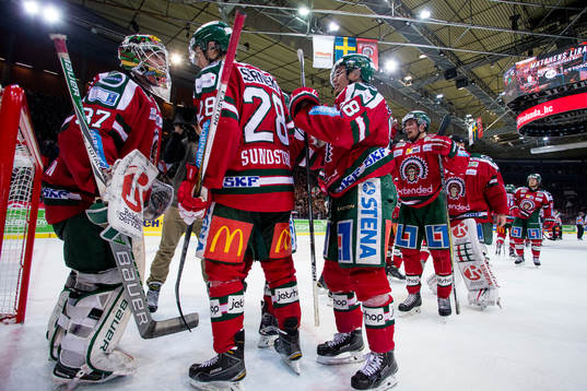 Frölunda jubel vid målvakt Johan Gustafsson som pratar