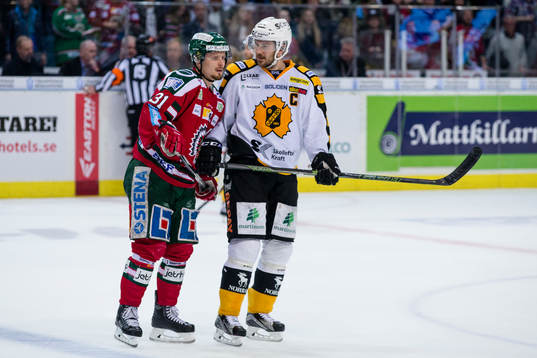 Frölundas Nicklas Lasu pratar med Skellefteås Jimmie