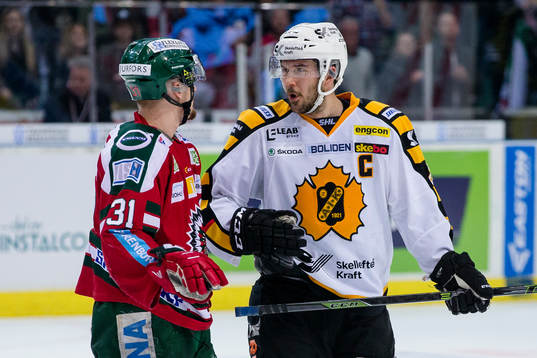 Frölundas Nicklas Lasu pratar med Skellefteås Jimmie