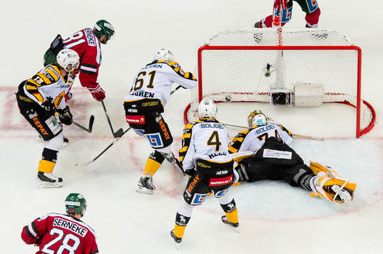 Frölundas Ryan Lasch skjuter in 1-1 bakom Skellefteås
