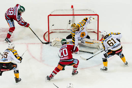 Frölundas Johan Sundström skjuter in 2-1 bakom