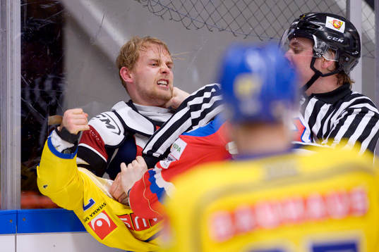Sveriges Patrick Cehlin i slagsmål med Rysslands Albert