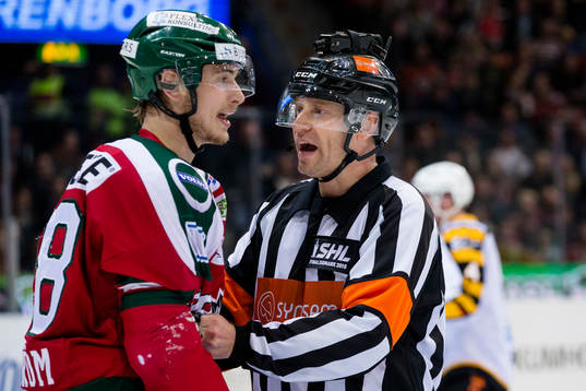 Frölundas Johan Sundström pratar med domare Sören Persson
