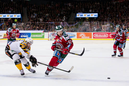 Skellefteås Pontus Petterström sträcker sig