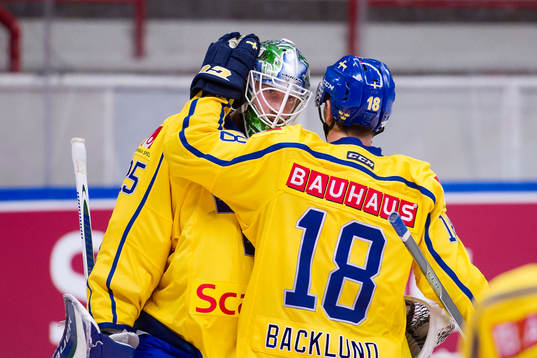 Sveriges Mikael Backlund klappar om Sveriges målvakt Jacob