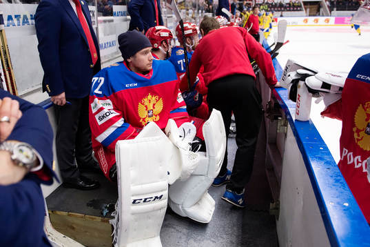 Rysslands målvakt Sergei Bobrovski deppar