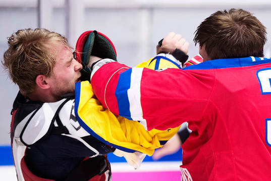 Sveriges Patrick Cehlin och Rysslands Albert Yarullin i ett