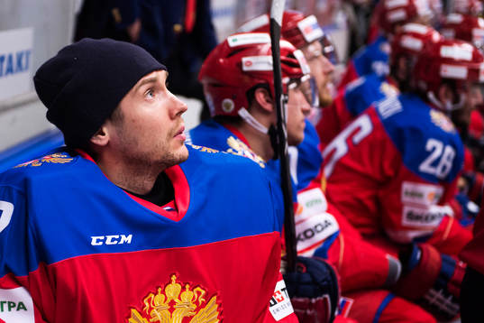 Rysslands målvakt Sergei Bobrovski deppar på bänken