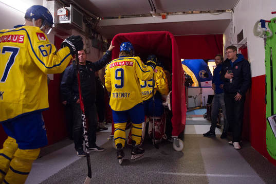 Sveriges lag träder in på isen