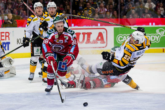 Frölundas Andreas Johnson med pucken samtidigt som