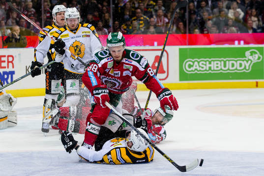 Frölundas Andreas Johnson med pucken samtidigt som