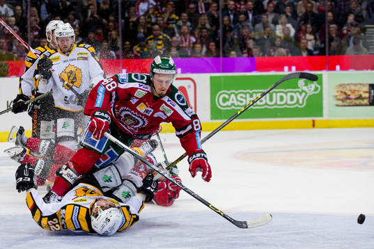 Frölundas Andreas Johnson kolliderar med   Skellefteås