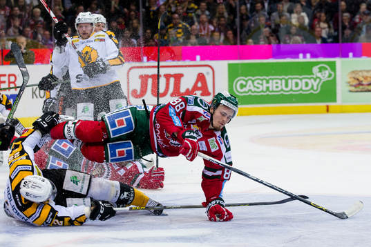 Frölundas Andreas Johnson kolliderar med   Skellefteås