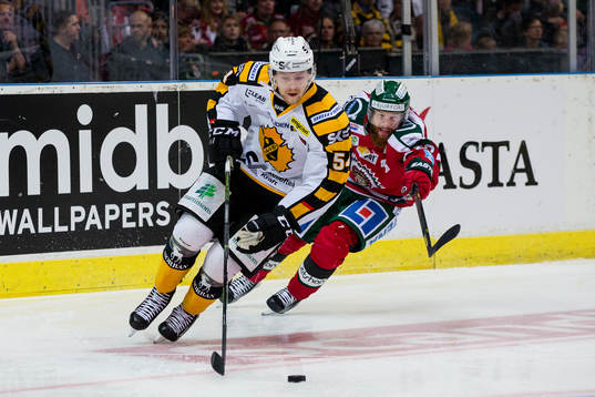 Skellefteås Anton Lindholm före Frölundas Robin Figren