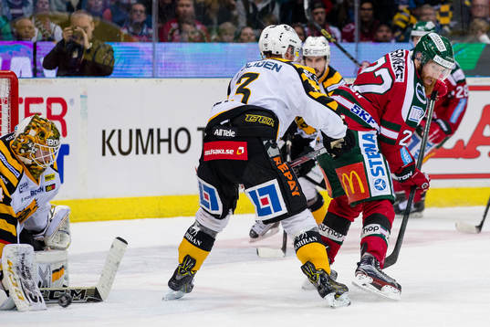 Frölundas Robin Figren skjuter ett skott mellan benen som