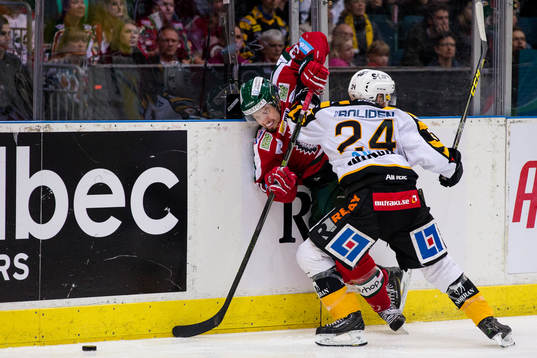 Skellefteås Andreas Wingerli tacklar Frölundas Lukas