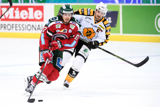 Frölundas Sebastian Stålberg jagas av Skellefteås Jimmie