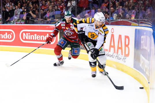 Frölundas Oliver Lauridsen jagar Skellefteås Jimmie