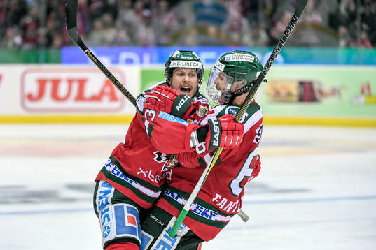 Frölundas Elias Fälth och Oscar Fantenberg jublar