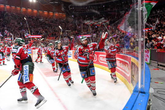 Frölundas spelarna tackar publiken