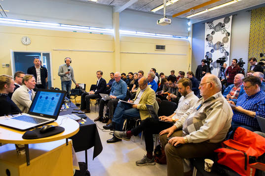 Media följer en presskonferens om KHL-projektet Crowns