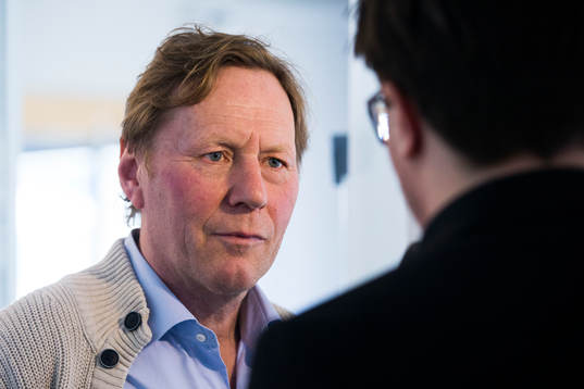 Leif R Carlsson blir intervjuad av media