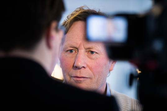 Leif R Carlsson blir intervjuad av media