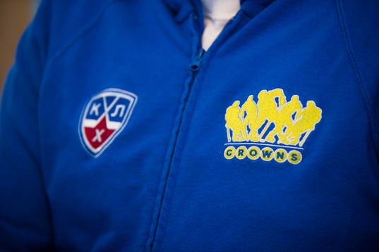 s och Crowns logotyper på en tröja