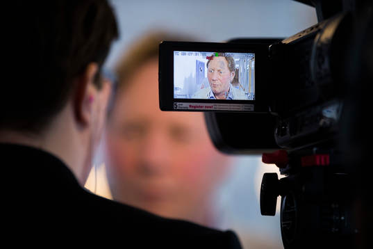 Leif R Carlsson blir intervjuad av media