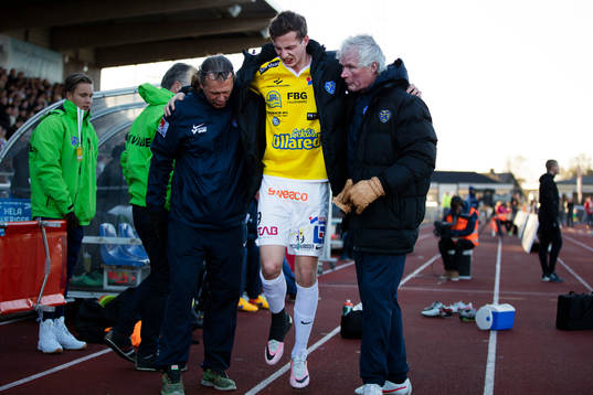 Falkenbergs Gustaf Nilsson får hjälp av planen