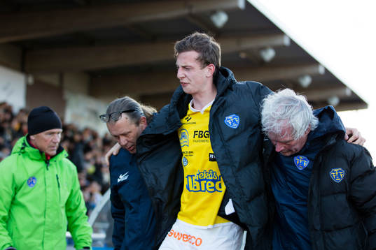 Falkenbergs Gustaf Nilsson får hjälp av planen