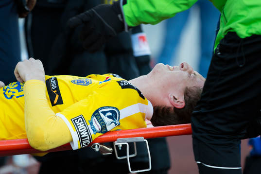 Falkenbergs Gustaf Nilsson bärs ut på bår