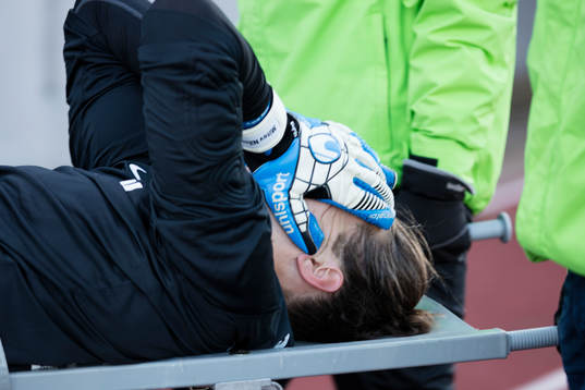 Norrköpings målvakt David Mitov Nilsson bärs ut på bår
