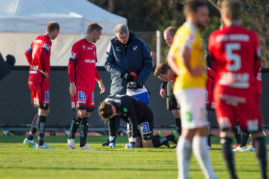 Norrköpings målvakt David Mitov Nilsson ligger skadad