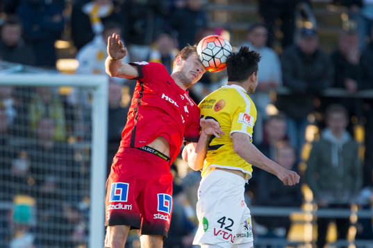 Norrköpings Jón Gudni Fjóluson och Falkenbergs Zlatan