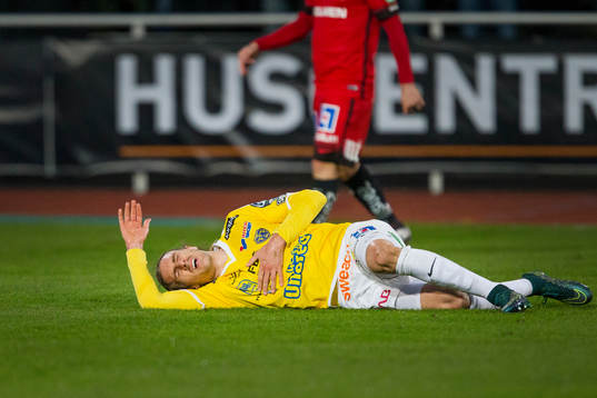 Falkenbergs Tobias Karlsson ligger på marken och har ont