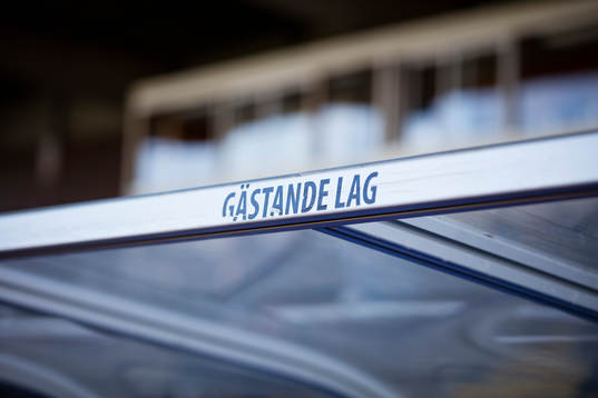 Texten Gästande lag på bortalagets spelarbänk