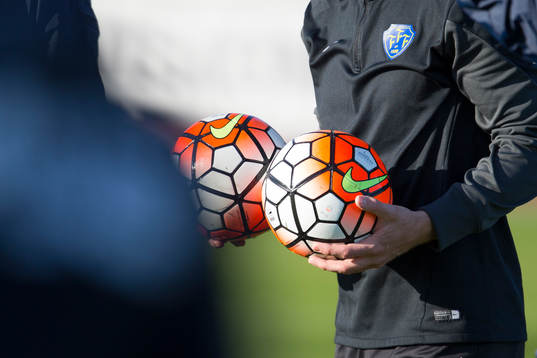 Falkenbergs Stefan Rodevåg håller två bollar i händerna