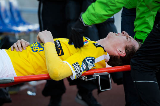 Falkenbergs Gustaf Nilsson bärs ut på bår