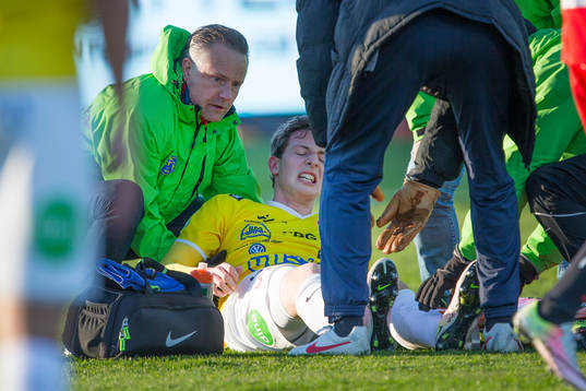 Falkenbergs Gustaf Nilsson ligger på marken och har ont