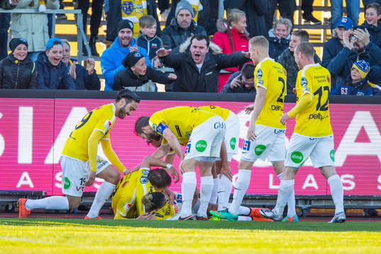 Falkenbergs spelare jublar